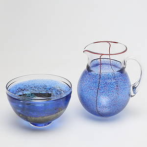 SKÅL samt KANNA i glas, Bertil Vallien, Kosta Boda, signerade.