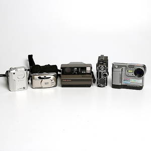 KAMEROR, 6 st, analoga och digitala, bl.a. Polaroid model 320 Land Camera. 192000-tal.