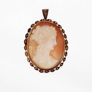 HÄNGEBROSCH, snäckskalscamé, guld 18K, 1947.