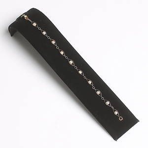 ARMBAND, 18k guld, med 11 odlade pärlor. Bruttovikt 6 gram.