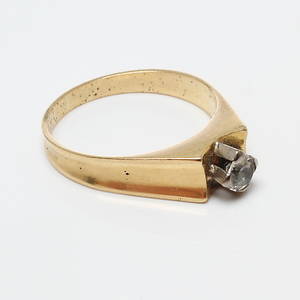 RING, 18k guld med vit sten, otydliga stämplar, 1900-tal.