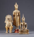 Tre forgyldte asiatiske figurer. Par buddhaer og en tempelløve 3