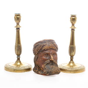 LJUSSTAKAR samt TOBAKSBURK, 3 delar, 1800-tal.