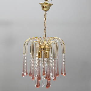 TAKLAMPA, behängd med droppformade prismor, 192000-tal.