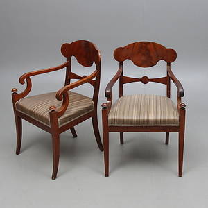 KARMSTOLAR, ett par, mahognyfanér, 1800-tal.