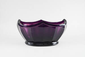 Jardinière i violett glas.