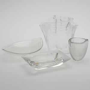 GLASFÖREMÅL, 4 delar, 1900-tal.