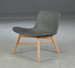 Rune Krøjgaard og Knut Bendik Humlevik. Langue Original Lounge Chair, læder
