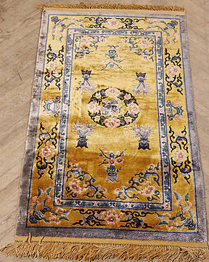 KINAMATTA med silkesinslag, 160 x 94 cm.