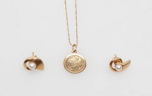 HALSKEDJA MED HÄNGE samt  ETT PAR ÖRHÄNGEN, 18k guld, vikt ca 4,2 gr.