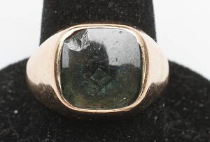 KLACKRING, 18k guld, med sten, total vikt ca 8,3 gr.