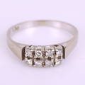 RING, vitt guld 18K, 8 glasstenar, bruttovikt 2,4 gram.