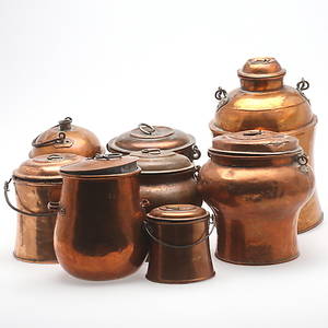 KITTLAR, 9 st, samt KRUS, 2 st, koppar, 1800-tal.