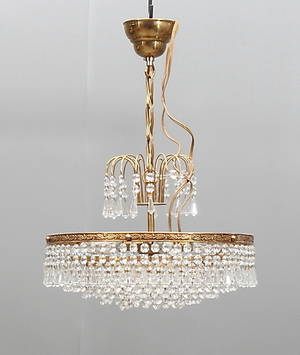 TAKLAMPA, behängd med prismor, 1900-tal.