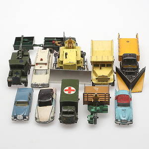 LEKSAKSBILAR, 11 st, Dinky Toys samt 1 st Corgi Toys, England, 1900-tal.