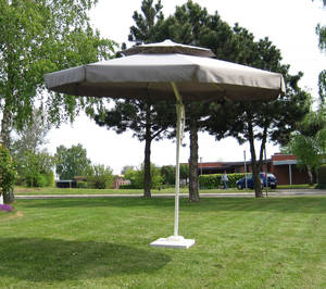 Hængeparasol i grå med granit sokkel - Ø 3,0 mtr.