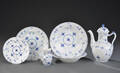 Royal Copenhagen. Musselmalet riflet steldele af porcelæn 6