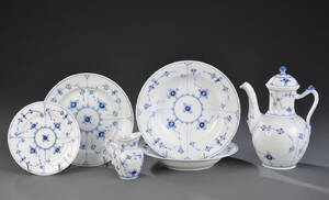 Royal Copenhagen. Musselmalet riflet steldele af porcelæn 6