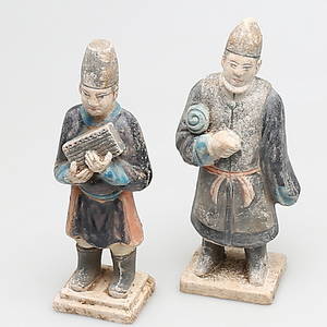 GRAVFIGURER i terracotta, 2 st, sen Ming dynasti, 1368-1644, Kina.