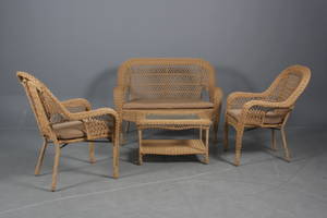 Havemøbelsæt bestående af sofa, to lænestole samt bord. 4