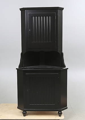 HÖRNSKÅP, gustaviansk stil, 1900-talets andra hälft.