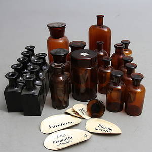 APOTEKSFLASKOR MED MERA, 23 st, glas, 1900-tal.