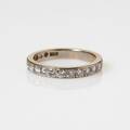 Halvalliansring 18 k vitguld briljanter