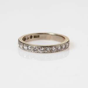 Halvalliansring 18 k vitguld briljanter
