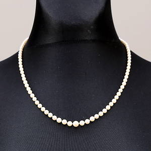 PÄRLCOLLIER med silverlås.