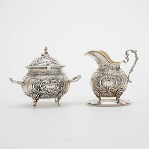 MJÖLKKANNA, SOCKERSKÅL, FAT, silver, total vikt ca 288 g.