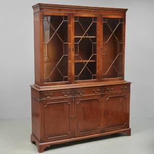 Vitrinskåp, England. Bredd 150