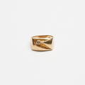 KLACKRING MED LITEN VIT STEN, 18k guld, vikt ca 8,3 gr.