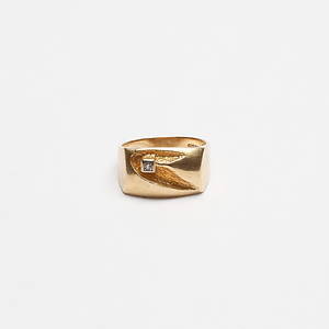 KLACKRING MED LITEN VIT STEN, 18k guld, vikt ca 8,3 gr.