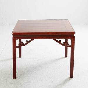 Bord med orientalisk dekor