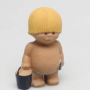 FIGURIN i stengods Väst ur serien All världens barn, Lisa Larson, Gustavsberg.