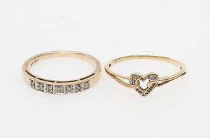 RINGAR, 2 st, med stenar, 18k guld, vikt ca 4,8 gr.