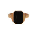 RING, 18k guld samt Onyx. Vikt 8 gram.