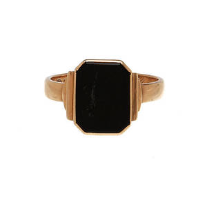RING, 18k guld samt Onyx. Vikt 8 gram.
