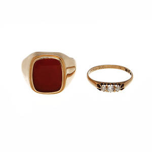 RINGAR, 2 st, 18k guld med karneol och slipat glas. Totalvikt ca 10 gram.