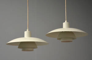 Poul Henningsen. Par PH4-pendler, hvidlakerede 2 