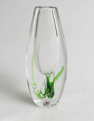 VICKE LINDSTRAND. Konstglas, vas, Kosta, signerad.