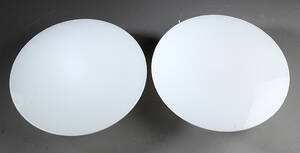 Arne Jacobsen. Et par AJ Eklipta loftvæglamper i hvidt opal glas. 2