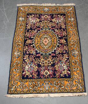 Persisk tæppe, motiv med blomster og medaljon, uld på bomuld, 160 x 108 cm.