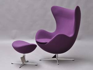 Arne Jacobsen 1902 - 1971. Ægget med tilhørende fodskammel 2