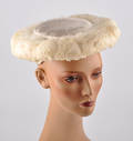 KOPFBEDECKUNG 81. Damenhut. Elfenbeinfarbene Haube, Kappe aus Feder und Textil.