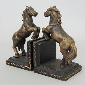 BOKSTÖD, 1 par i form av hästar, målat och patinerat  gjutjärn, samtida.