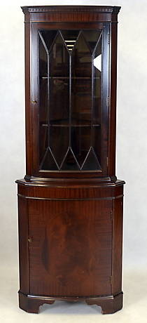 HÖRNSKÅP, med vitrin, 1900-tal.