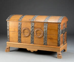 kiste af eg 1700tallet Denne vare er sat til omsalg under nyt varenummer 4206308