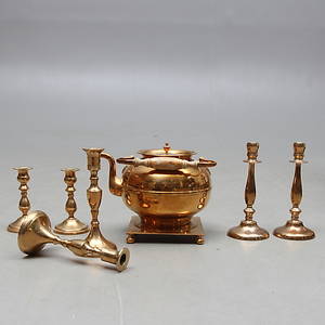 PARTI MÄSSING, 7 delar, Ljusstakar samt kanna.