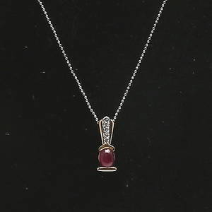 HÄNGE i 14K gulvit guld besatt med röd sten samt 5 st moissanite om totalt ca 0,10 carat, kedja i 14K vitguld medföljer.